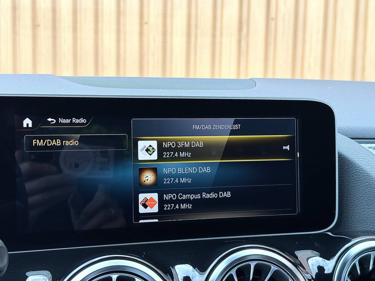 Mercedes-Benz GLA Mercedes-Benz GLA-klasse 200 Business Solution AMG | Origineel Nederlands | 1e Eigenaar | Panoramadak | Elektrische Trekhaak | Multibeam Led | Camera | Memory Seats | Stoelverwarming |