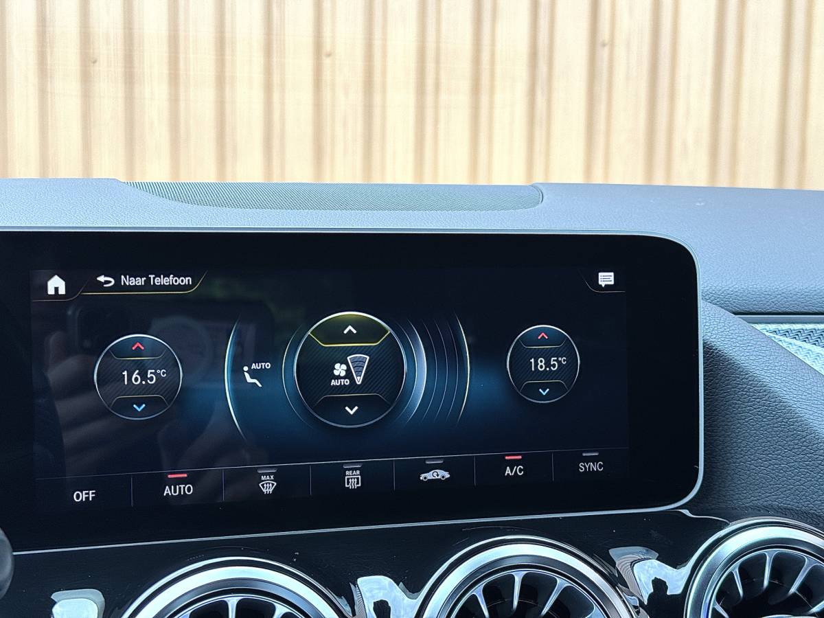 Mercedes-Benz GLA Mercedes-Benz GLA-klasse 200 Business Solution AMG | Origineel Nederlands | 1e Eigenaar | Panoramadak | Elektrische Trekhaak | Multibeam Led | Camera | Memory Seats | Stoelverwarming |