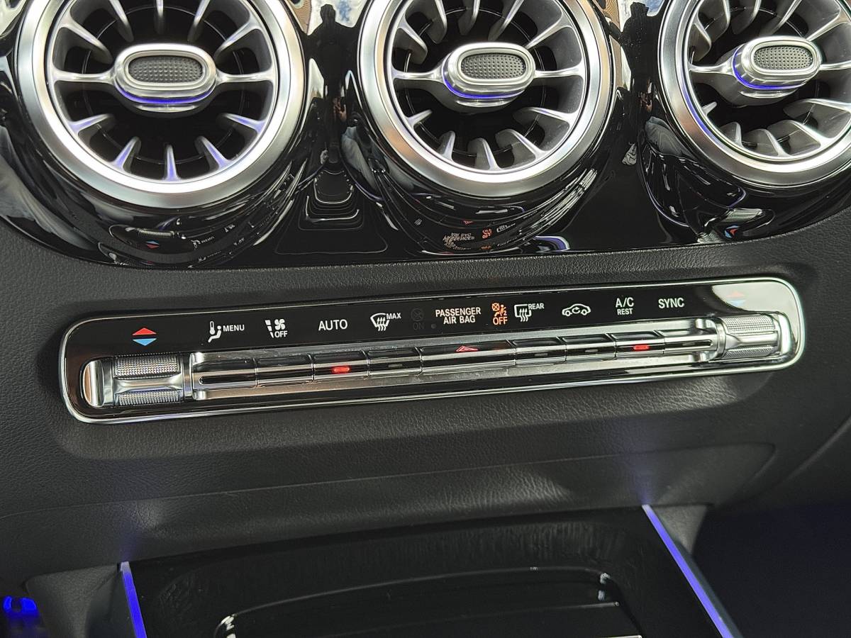 Mercedes-Benz GLA Mercedes-Benz GLA-klasse 200 Business Solution AMG | Origineel Nederlands | 1e Eigenaar | Panoramadak | Elektrische Trekhaak | Multibeam Led | Camera | Memory Seats | Stoelverwarming |
