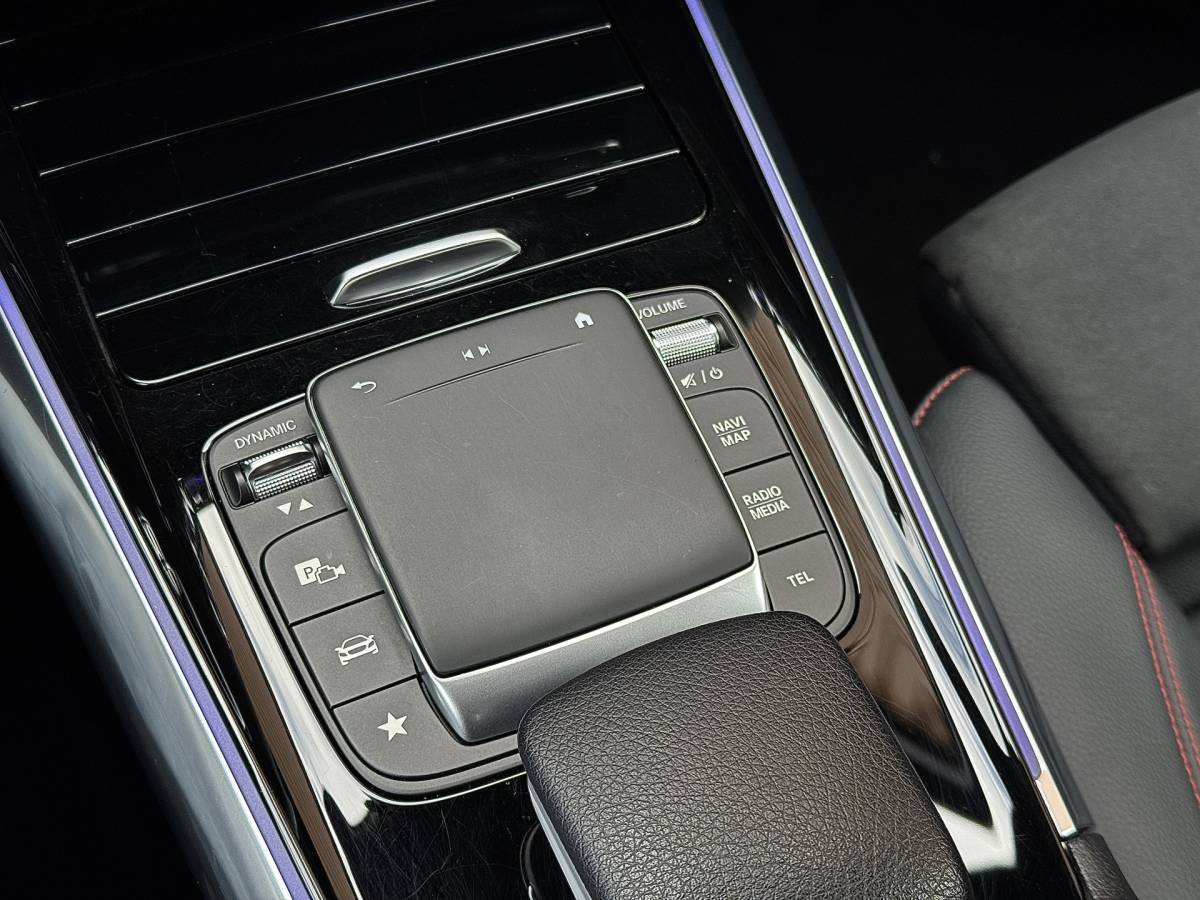 Mercedes-Benz GLA Mercedes-Benz GLA-klasse 200 Business Solution AMG | Origineel Nederlands | 1e Eigenaar | Panoramadak | Elektrische Trekhaak | Multibeam Led | Camera | Memory Seats | Stoelverwarming |
