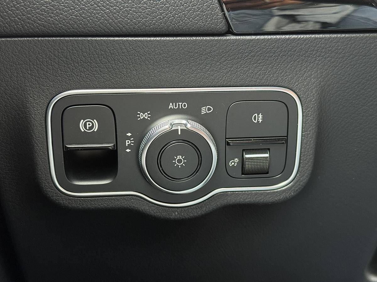Mercedes-Benz GLA Mercedes-Benz GLA-klasse 200 Business Solution AMG | Origineel Nederlands | 1e Eigenaar | Panoramadak | Elektrische Trekhaak | Multibeam Led | Camera | Memory Seats | Stoelverwarming |