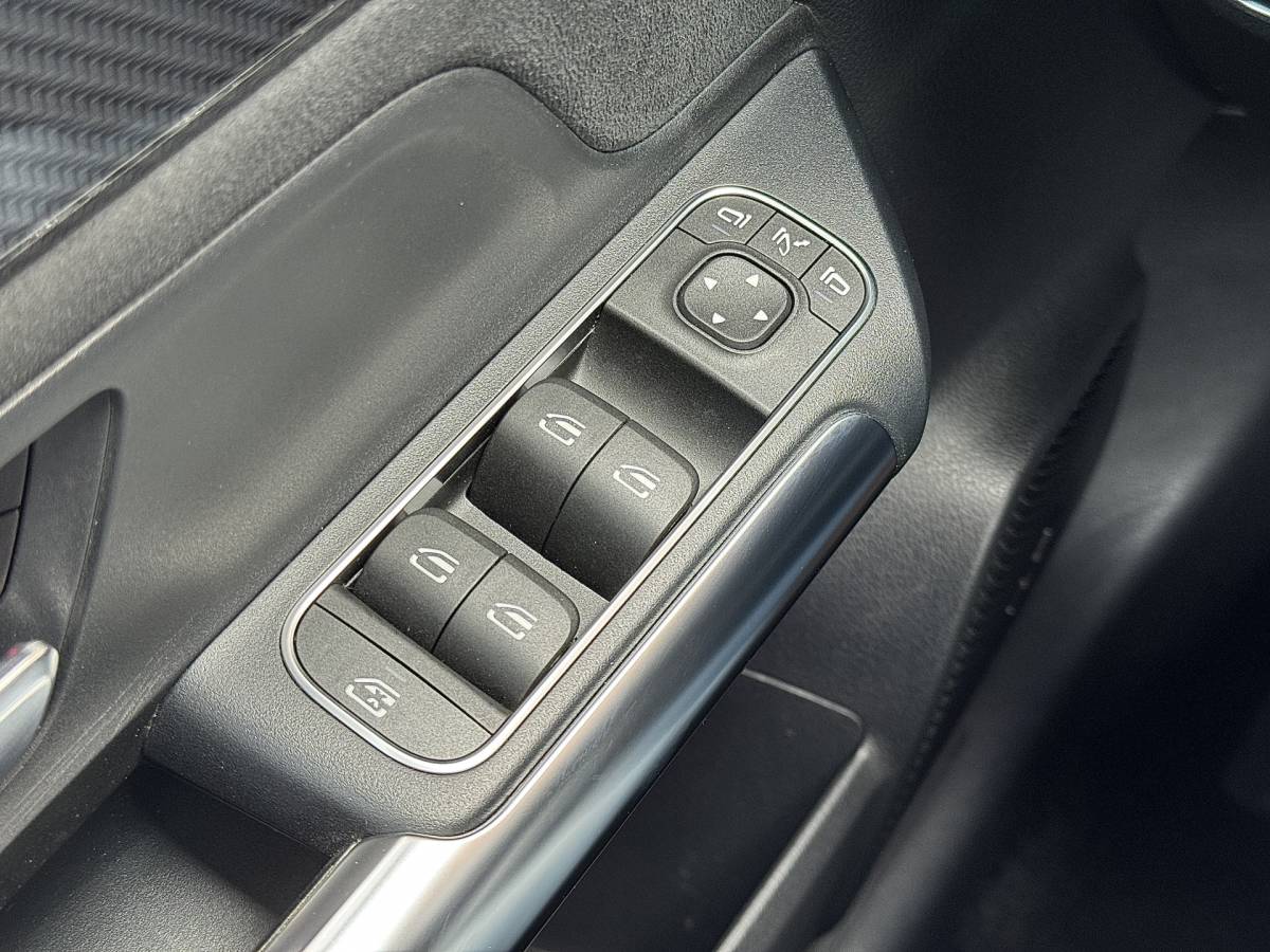 Mercedes-Benz GLA Mercedes-Benz GLA-klasse 200 Business Solution AMG | Origineel Nederlands | 1e Eigenaar | Panoramadak | Elektrische Trekhaak | Multibeam Led | Camera | Memory Seats | Stoelverwarming |