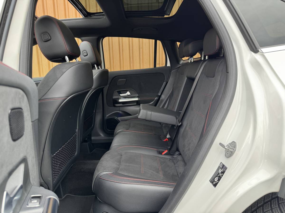 Mercedes-Benz GLA Mercedes-Benz GLA-klasse 200 Business Solution AMG | Origineel Nederlands | 1e Eigenaar | Panoramadak | Elektrische Trekhaak | Multibeam Led | Camera | Memory Seats | Stoelverwarming |