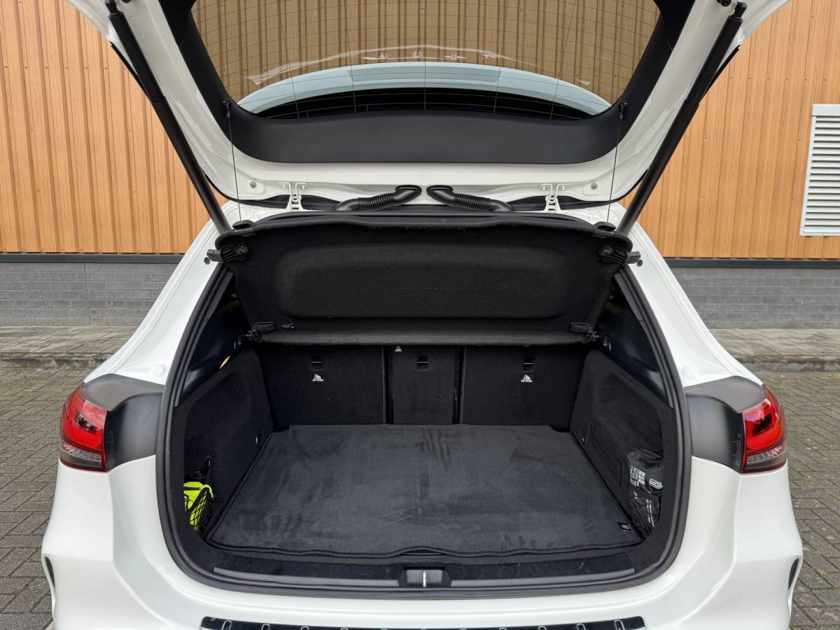 Mercedes-Benz GLA Mercedes-Benz GLA-klasse 200 Business Solution AMG | Origineel Nederlands | 1e Eigenaar | Panoramadak | Elektrische Trekhaak | Multibeam Led | Camera | Memory Seats | Stoelverwarming |