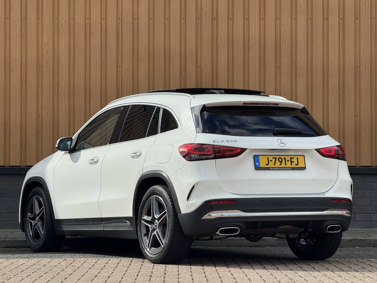 Mercedes-Benz GLA Mercedes-Benz GLA-klasse 200 Business Solution AMG | Origineel Nederlands | 1e Eigenaar | Panoramadak | Elektrische Trekhaak | Multibeam Led | Camera | Memory Seats | Stoelverwarming |