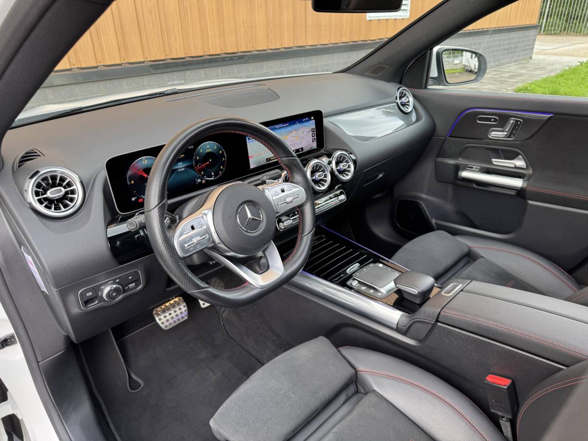 Mercedes-Benz GLA Mercedes-Benz GLA-klasse 200 Business Solution AMG | Origineel Nederlands | 1e Eigenaar | Panoramadak | Elektrische Trekhaak | Multibeam Led | Camera | Memory Seats | Stoelverwarming |