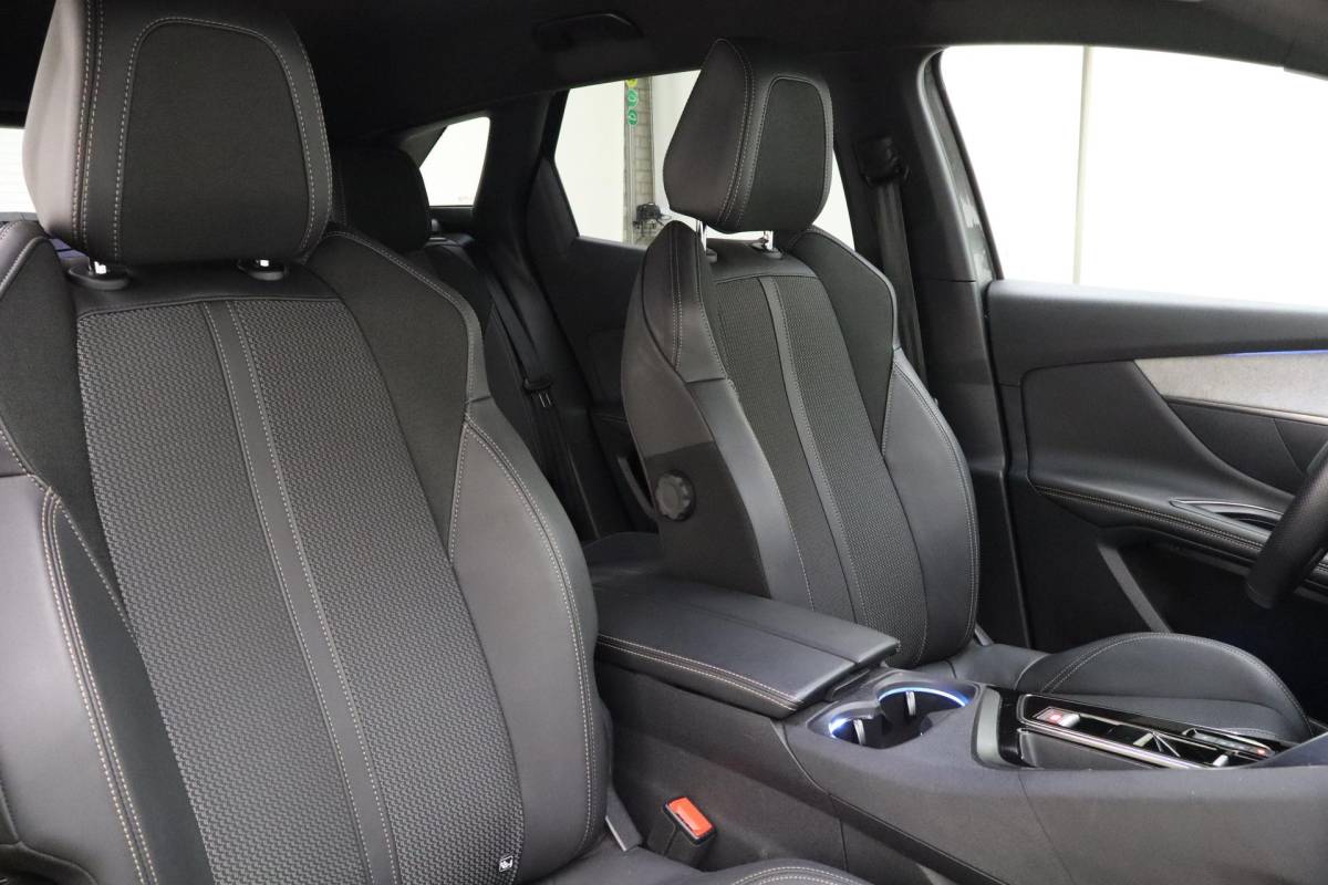 Peugeot 3008 Peugeot 3008 1.2 PureTech GT  Trekhaak | Stoelverwarming Voor | Adaptief Cruise Control | Dodehoek Detectie | Lendensteun | Parkeer Sensoren rondom |
