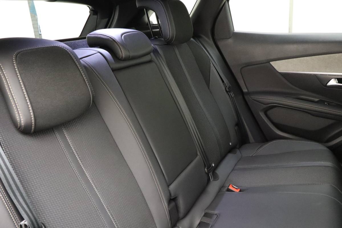 Peugeot 3008 Peugeot 3008 1.2 PureTech GT  Trekhaak | Stoelverwarming Voor | Adaptief Cruise Control | Dodehoek Detectie | Lendensteun | Parkeer Sensoren rondom |