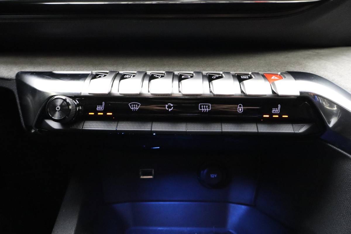 Peugeot 3008 Peugeot 3008 1.2 PureTech GT  Trekhaak | Stoelverwarming Voor | Adaptief Cruise Control | Dodehoek Detectie | Lendensteun | Parkeer Sensoren rondom |
