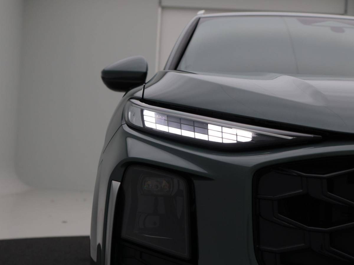 Audi Q3 Audi Q3 e-hybrid | S edition | 272 PK Hatchback | 19 inch | Privacyglas | Matrix Led |