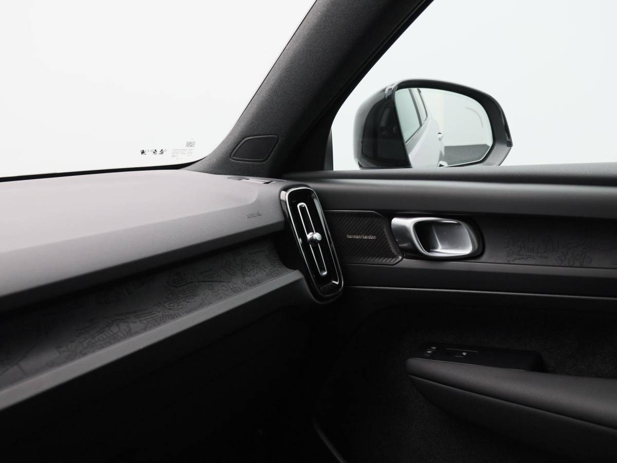 Volvo EX40 Volvo EX40 Single Motor Extended Range Plus 82 kWh 252 Pk | Harman Kardon Audio | Adaptive Cruise | Sportstoelen | Stoel- en Stuurverwarming | Privacy Glass | Camera | 19 Inch