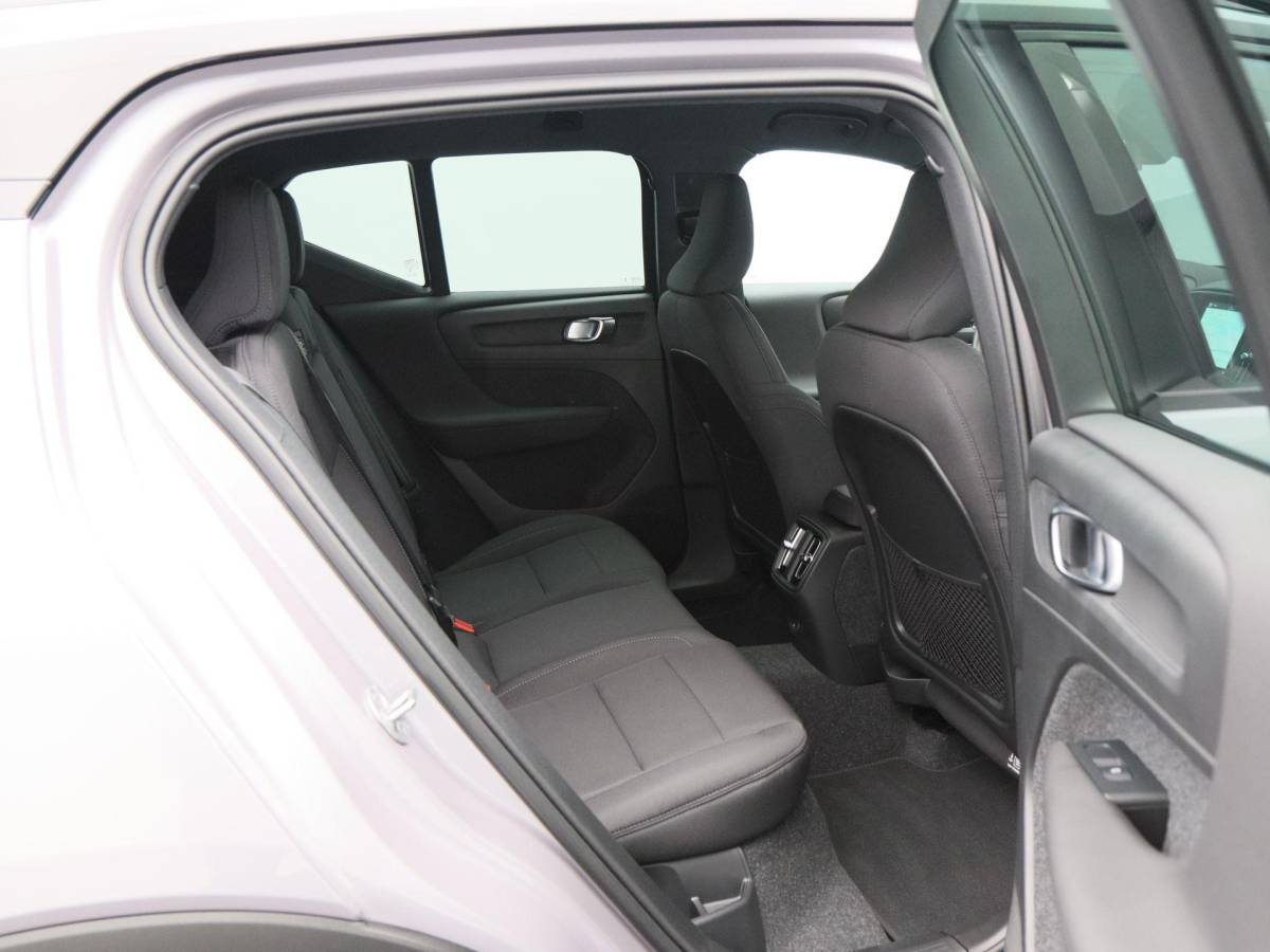 Volvo EX40 Volvo EX40 Single Motor Extended Range Plus 82 kWh 252 Pk | Harman Kardon Audio | Adaptive Cruise | Sportstoelen | Stoel- en Stuurverwarming | Privacy Glass | Camera | 19 Inch