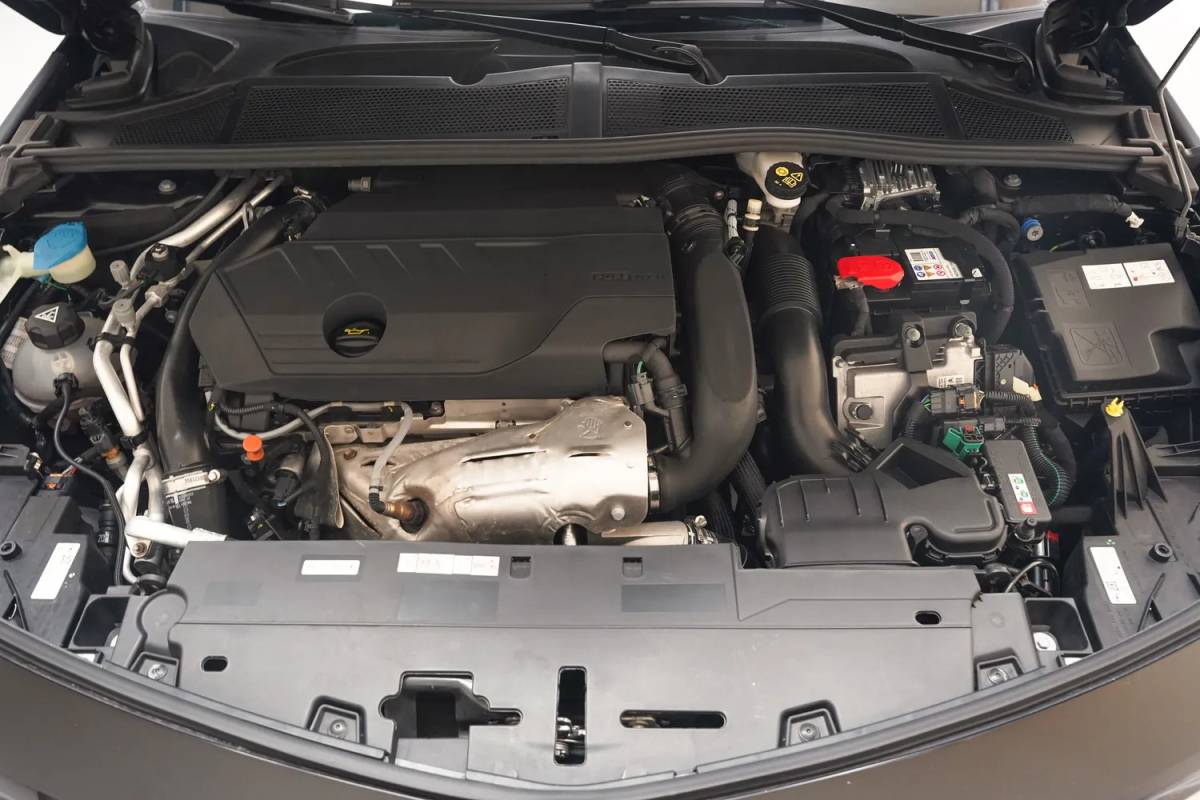 Opel Astra Opel Astra 1.6 Hybrid Business Edition Aut. [ Navi Camera Stoelverwarming ]