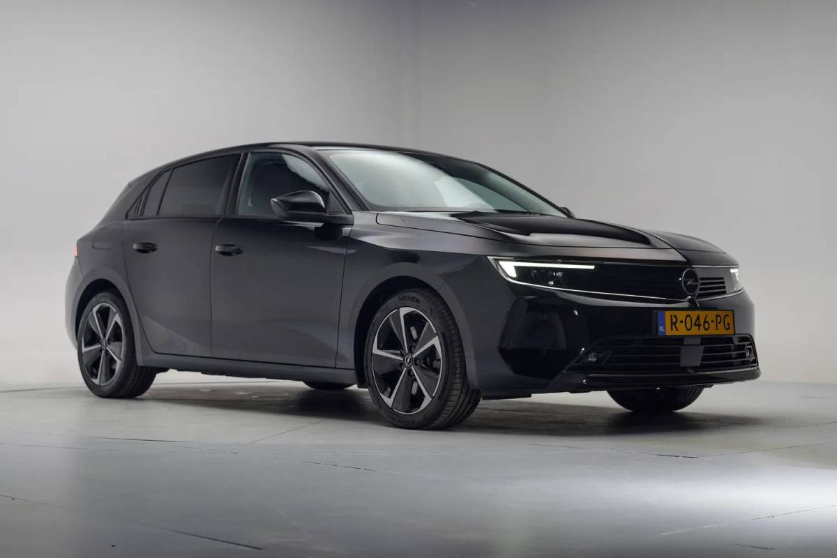 Opel Astra Opel Astra 1.6 Hybrid Business Edition Aut. [ Navi Camera Stoelverwarming ]