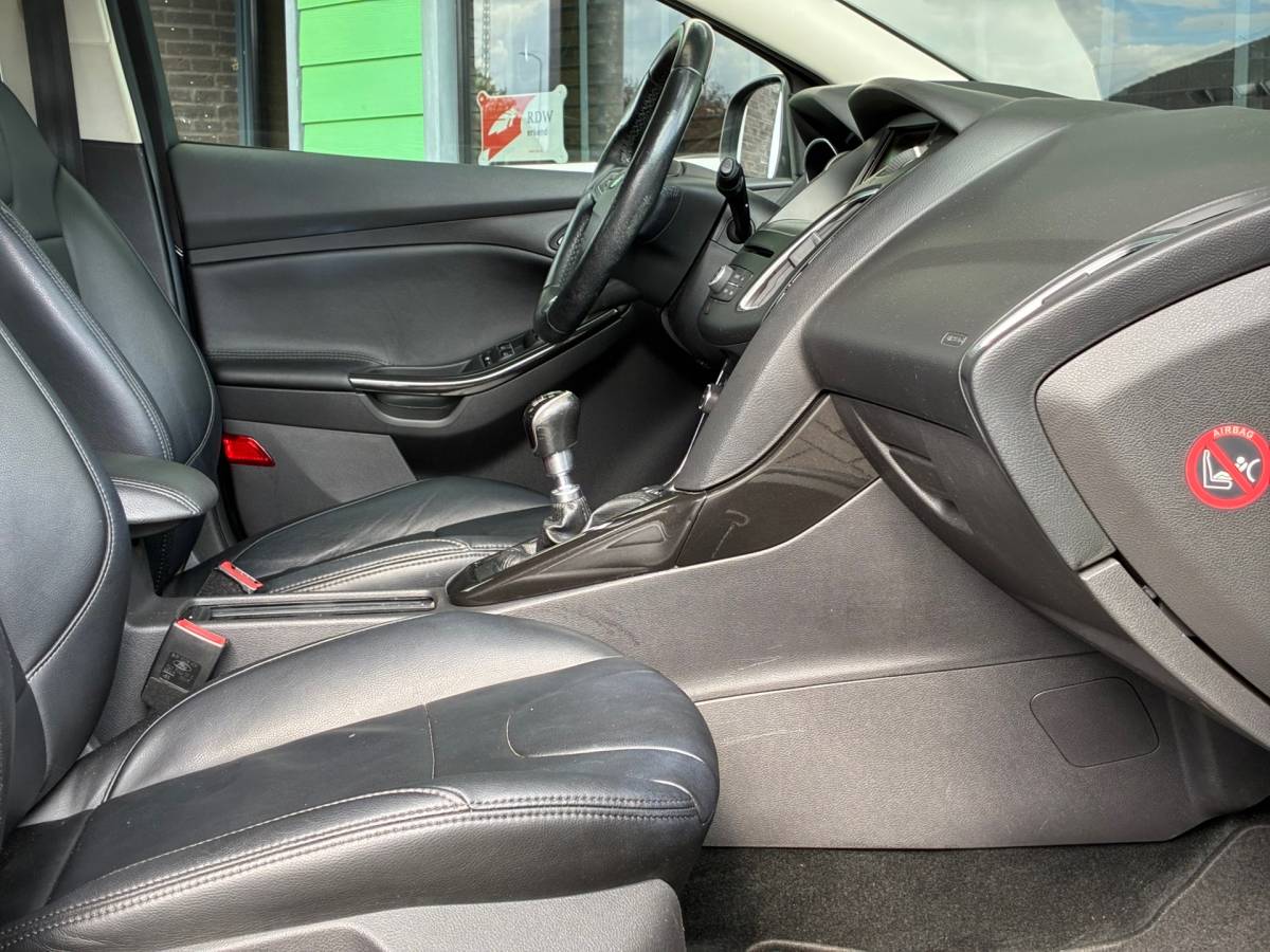 Ford Focus Ford Focus Wagon 1.0 Titanium Edition|1e Eigenaar|D-riem v.v.|Navigatie|Cruise|Climatronic|Trekhaak|PDC|Nieuwe APk|NAP|