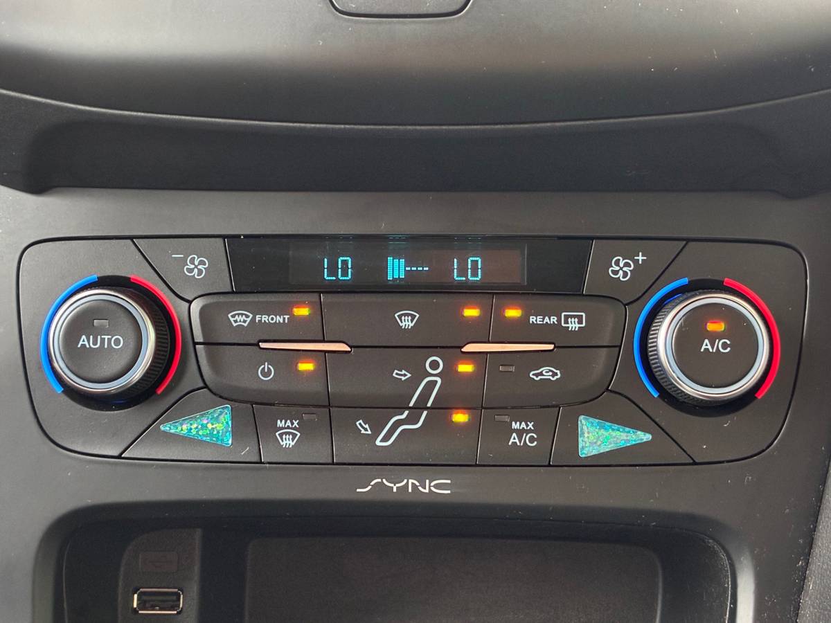 Ford Focus Ford Focus Wagon 1.0 Titanium Edition|1e Eigenaar|D-riem v.v.|Navigatie|Cruise|Climatronic|Trekhaak|PDC|Nieuwe APk|NAP|