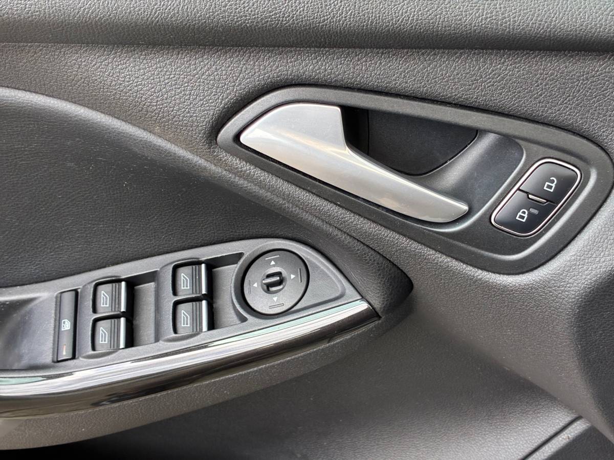Ford Focus Ford Focus Wagon 1.0 Titanium Edition|1e Eigenaar|D-riem v.v.|Navigatie|Cruise|Climatronic|Trekhaak|PDC|Nieuwe APk|NAP|