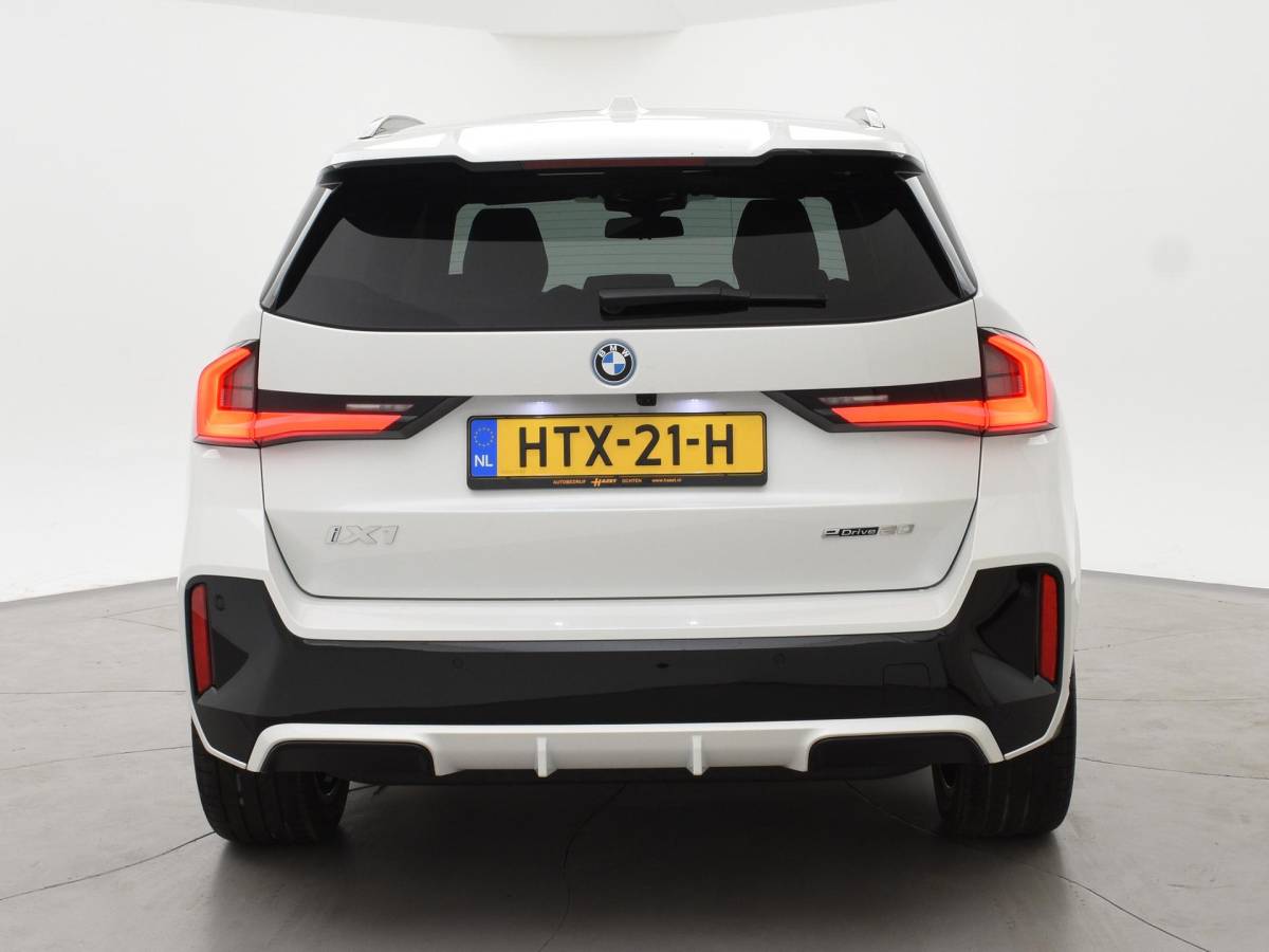 BMW iX1 BMW iX1 eDrive20 67 kWh M-SPORT *46 KM NIEUW* + PANORAMA | PREMIUM | 19 INCH | M-REMMEN