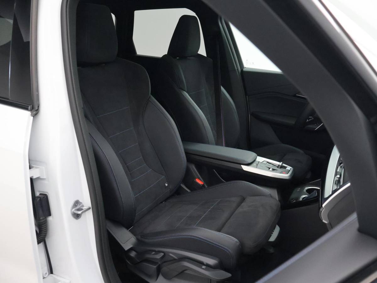 BMW iX1 BMW iX1 eDrive20 67 kWh M-SPORT *46 KM NIEUW* + PANORAMA | PREMIUM | 19 INCH | M-REMMEN