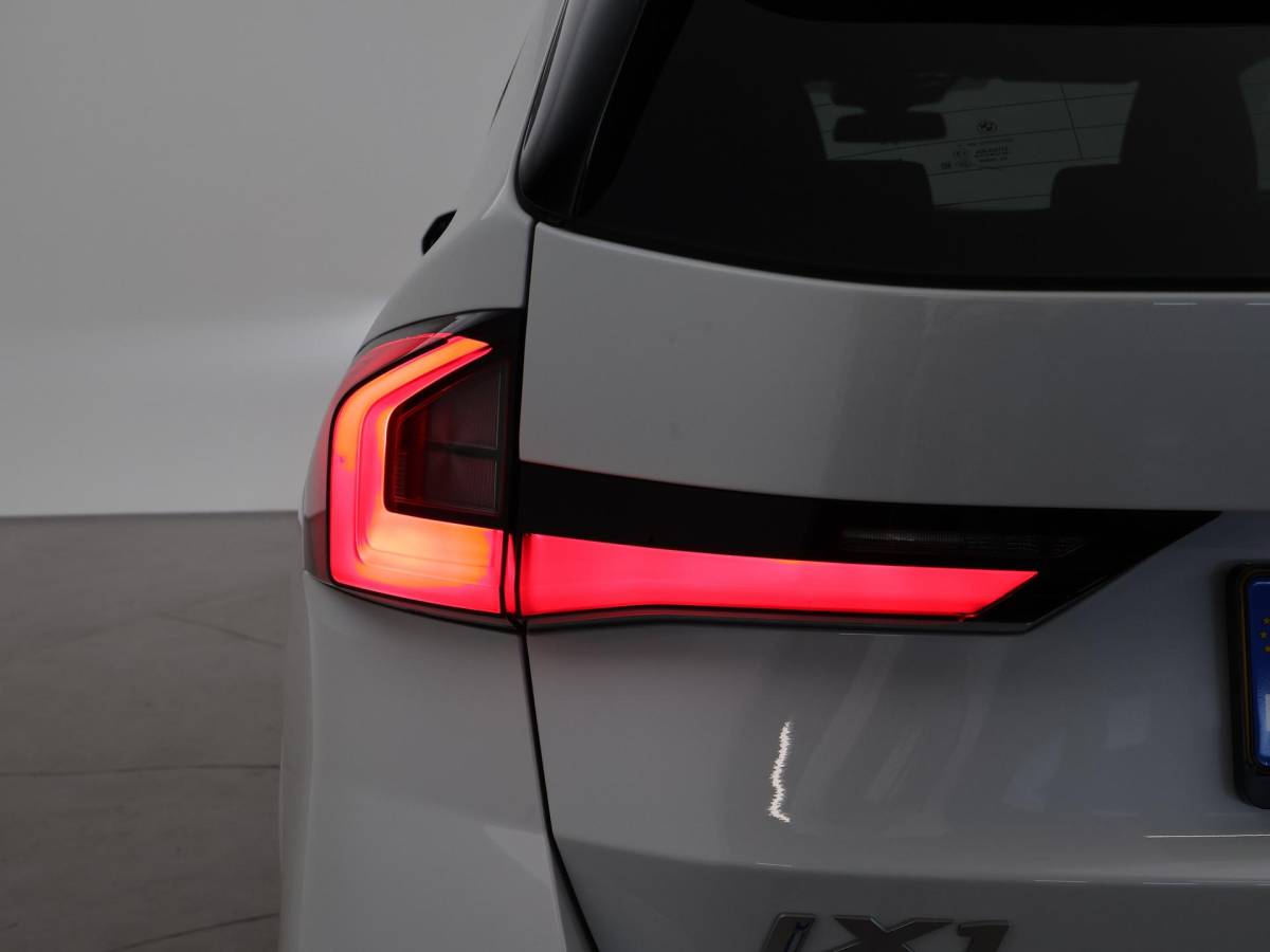 BMW iX1 BMW iX1 eDrive20 67 kWh M-SPORT *46 KM NIEUW* + PANORAMA | PREMIUM | 19 INCH | M-REMMEN