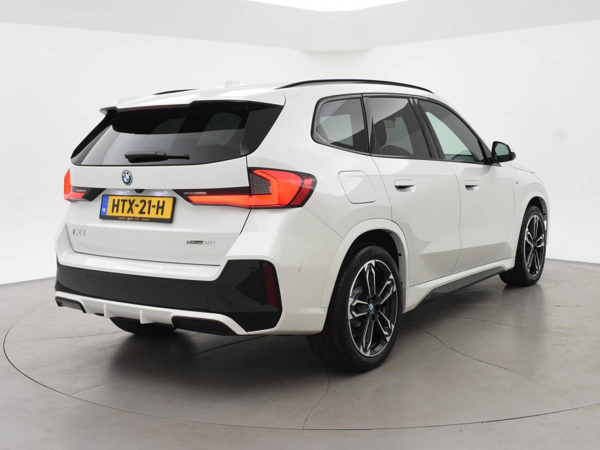 BMW iX1 BMW iX1 eDrive20 67 kWh M-SPORT *46 KM NIEUW* + PANORAMA | PREMIUM | 19 INCH | M-REMMEN