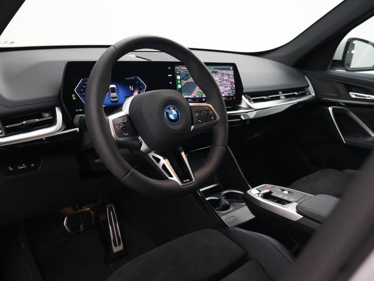 BMW iX1 BMW iX1 eDrive20 67 kWh M-SPORT *46 KM NIEUW* + PANORAMA | PREMIUM | 19 INCH | M-REMMEN