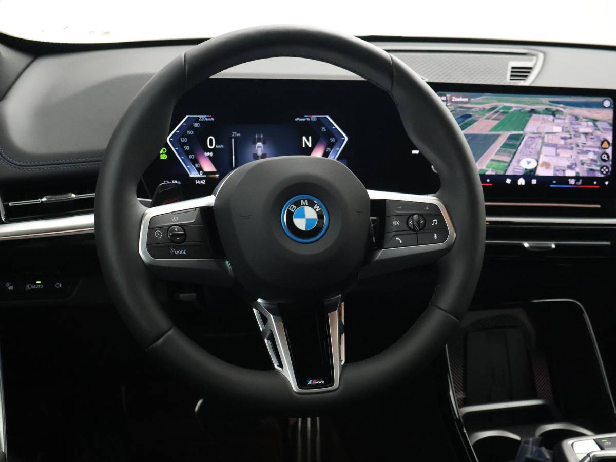 BMW iX1 BMW iX1 eDrive20 67 kWh M-SPORT *46 KM NIEUW* + PANORAMA | PREMIUM | 19 INCH | M-REMMEN