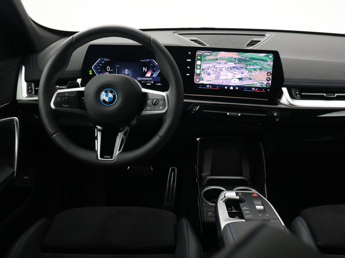 BMW iX1 BMW iX1 eDrive20 67 kWh M-SPORT *46 KM NIEUW* + PANORAMA | PREMIUM | 19 INCH | M-REMMEN