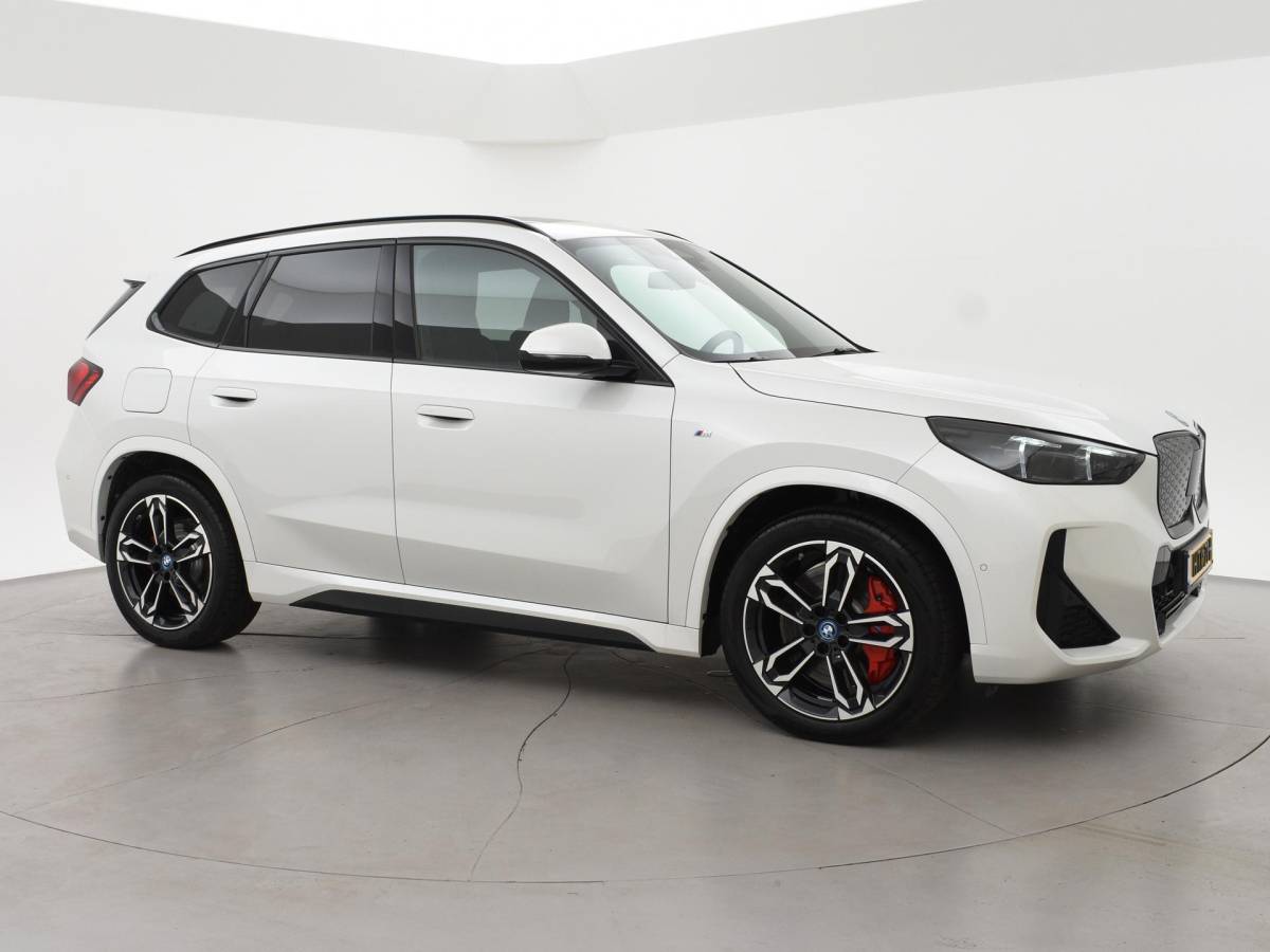 BMW iX1 BMW iX1 eDrive20 67 kWh M-SPORT *46 KM NIEUW* + PANORAMA | PREMIUM | 19 INCH | M-REMMEN