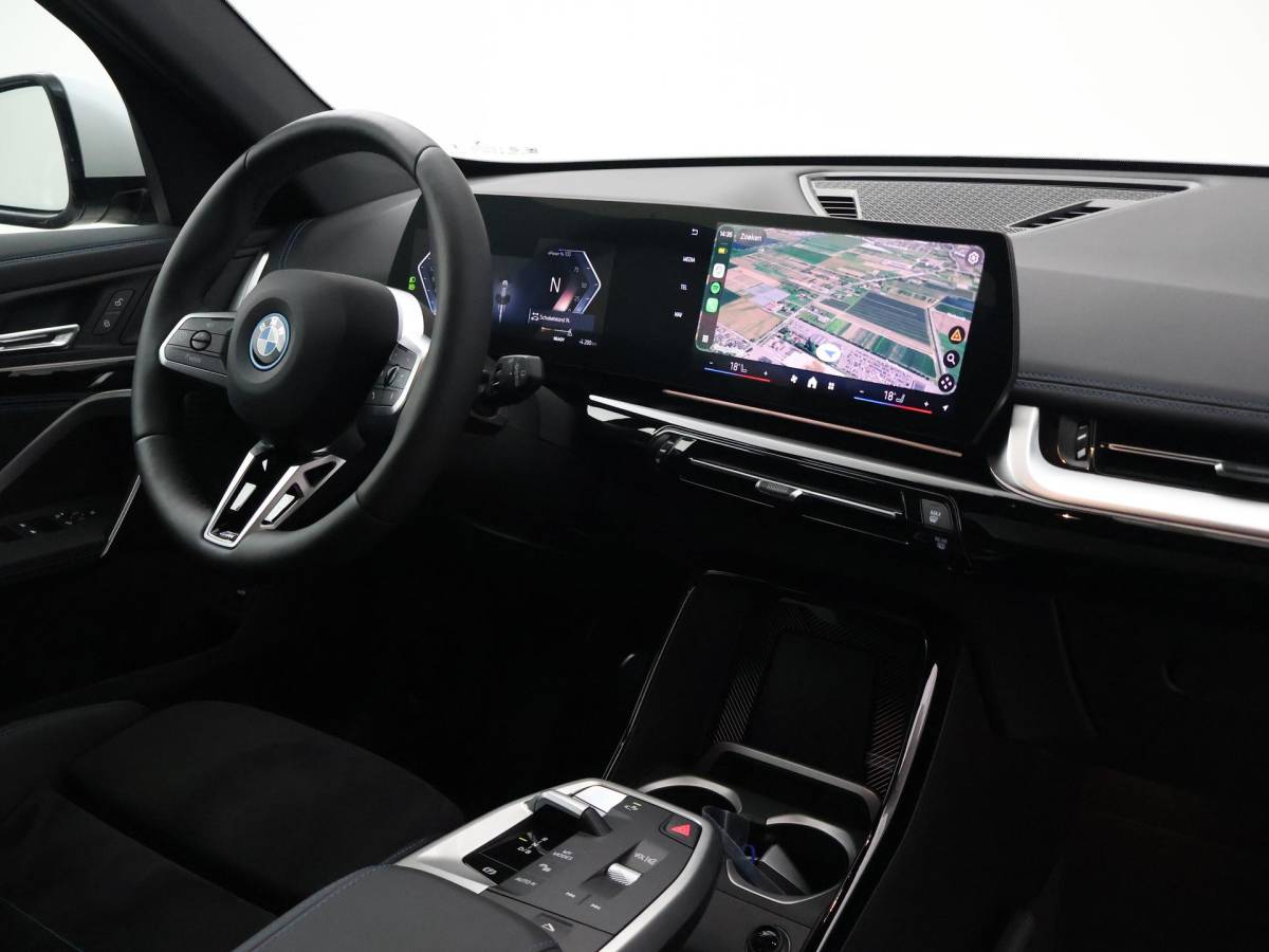 BMW iX1 BMW iX1 eDrive20 67 kWh M-SPORT *46 KM NIEUW* + PANORAMA | PREMIUM | 19 INCH | M-REMMEN