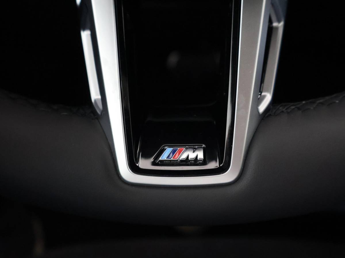 BMW iX1 BMW iX1 eDrive20 67 kWh M-SPORT *46 KM NIEUW* + PANORAMA | PREMIUM | 19 INCH | M-REMMEN