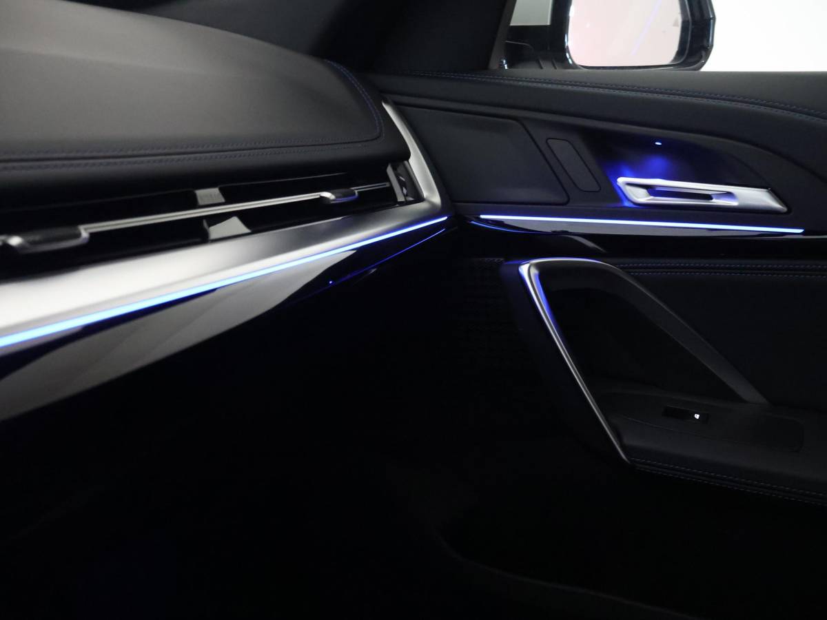 BMW iX1 BMW iX1 eDrive20 67 kWh M-SPORT *46 KM NIEUW* + PANORAMA | PREMIUM | 19 INCH | M-REMMEN