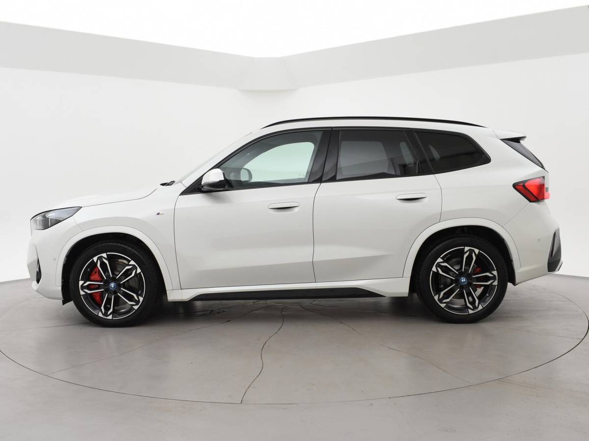BMW iX1 BMW iX1 eDrive20 67 kWh M-SPORT *46 KM NIEUW* + PANORAMA | PREMIUM | 19 INCH | M-REMMEN