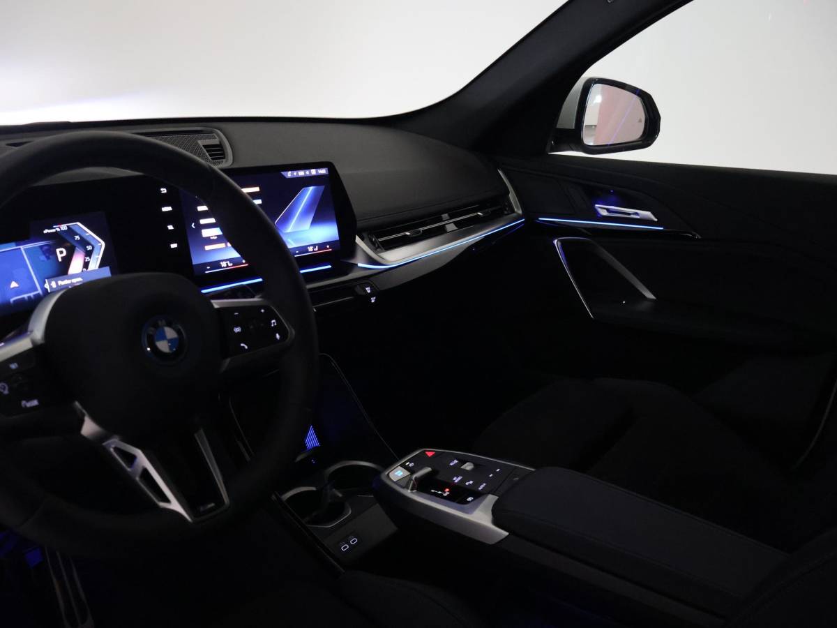 BMW iX1 BMW iX1 eDrive20 67 kWh M-SPORT *46 KM NIEUW* + PANORAMA | PREMIUM | 19 INCH | M-REMMEN