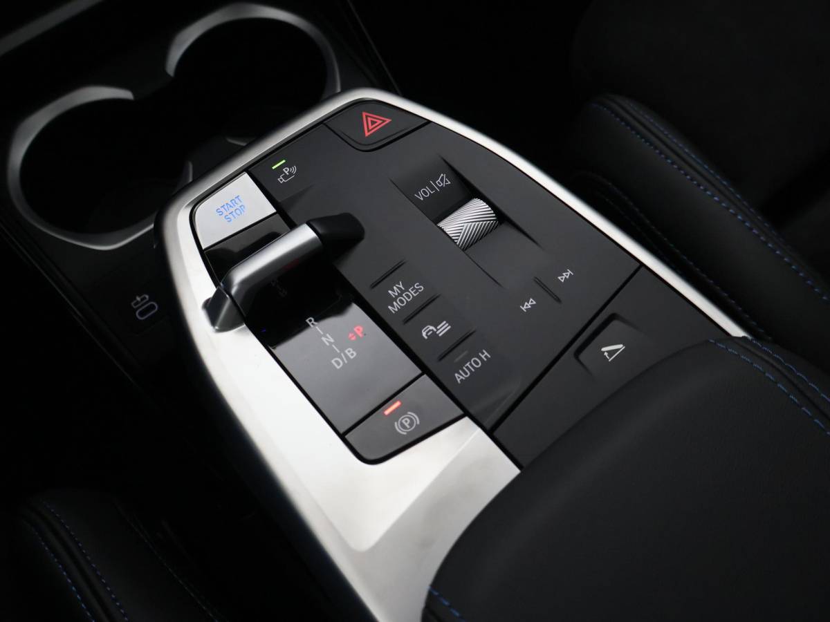 BMW iX1 BMW iX1 eDrive20 67 kWh M-SPORT *46 KM NIEUW* + PANORAMA | PREMIUM | 19 INCH | M-REMMEN