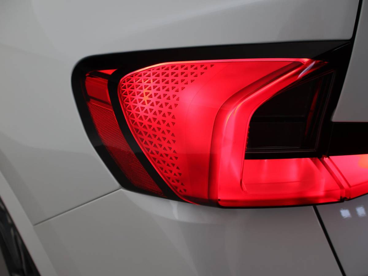 BMW iX1 BMW iX1 eDrive20 67 kWh M-SPORT *46 KM NIEUW* + PANORAMA | PREMIUM | 19 INCH | M-REMMEN