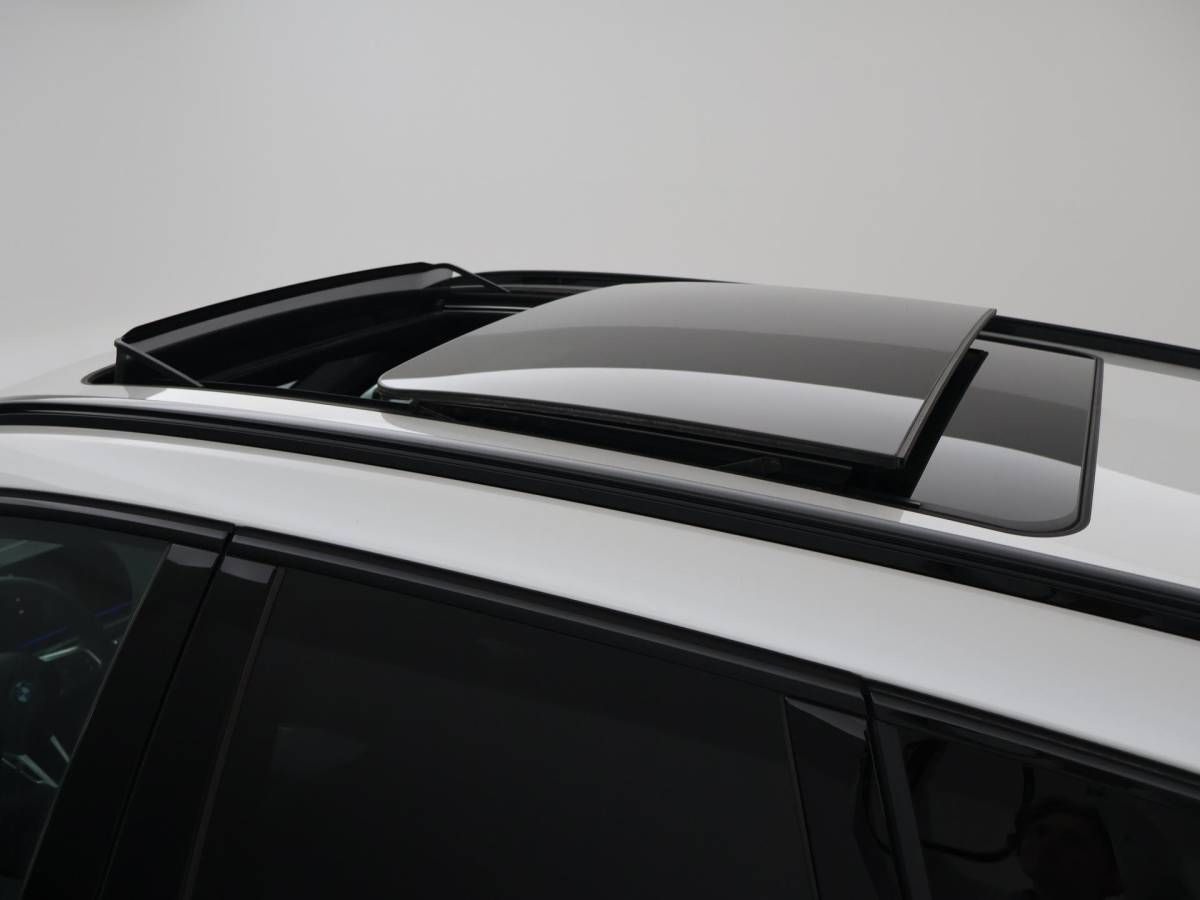 BMW iX1 BMW iX1 eDrive20 67 kWh M-SPORT *46 KM NIEUW* + PANORAMA | PREMIUM | 19 INCH | M-REMMEN