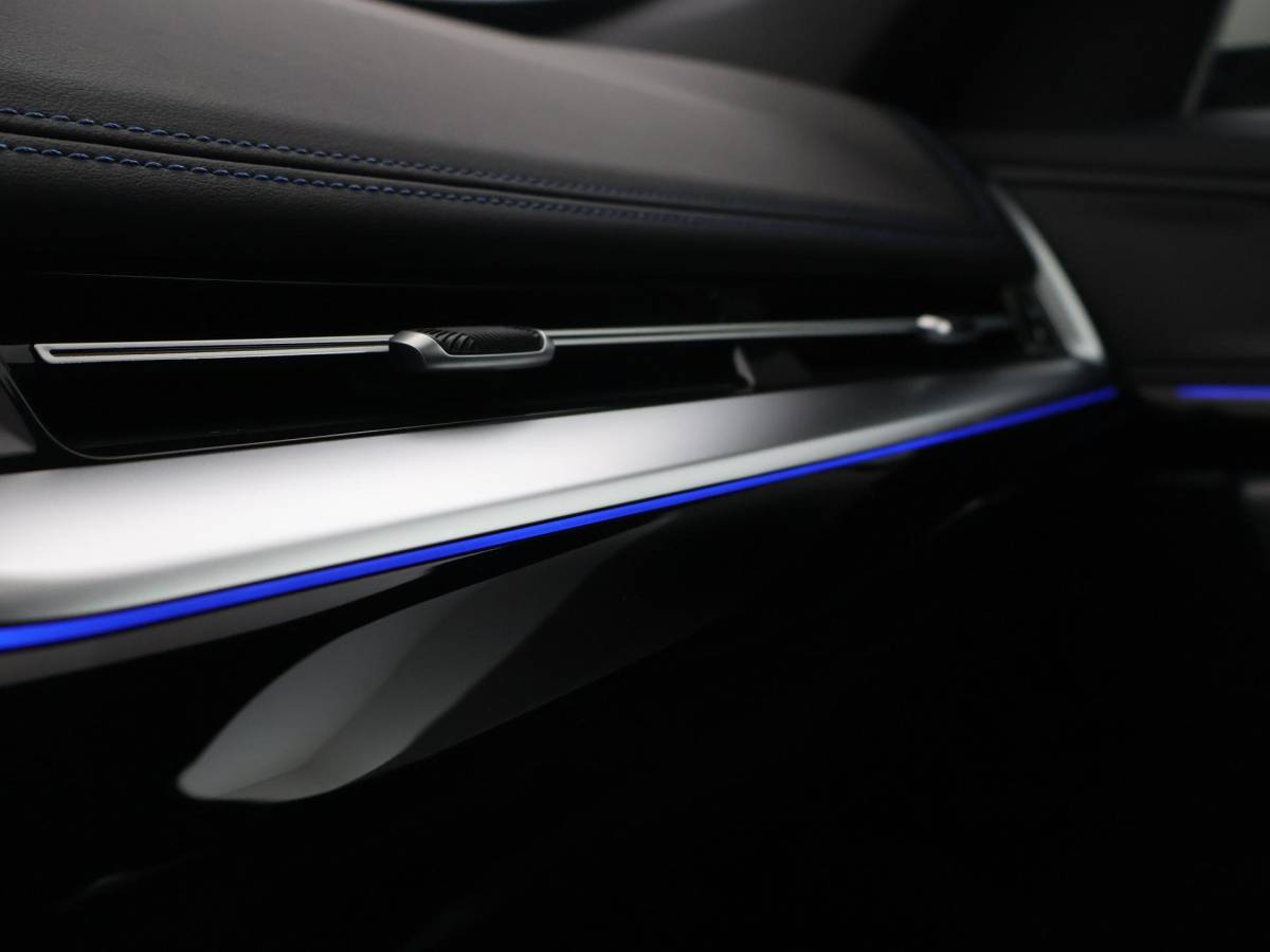 BMW iX1 BMW iX1 eDrive20 67 kWh M-SPORT *46 KM NIEUW* + PANORAMA | PREMIUM | 19 INCH | M-REMMEN