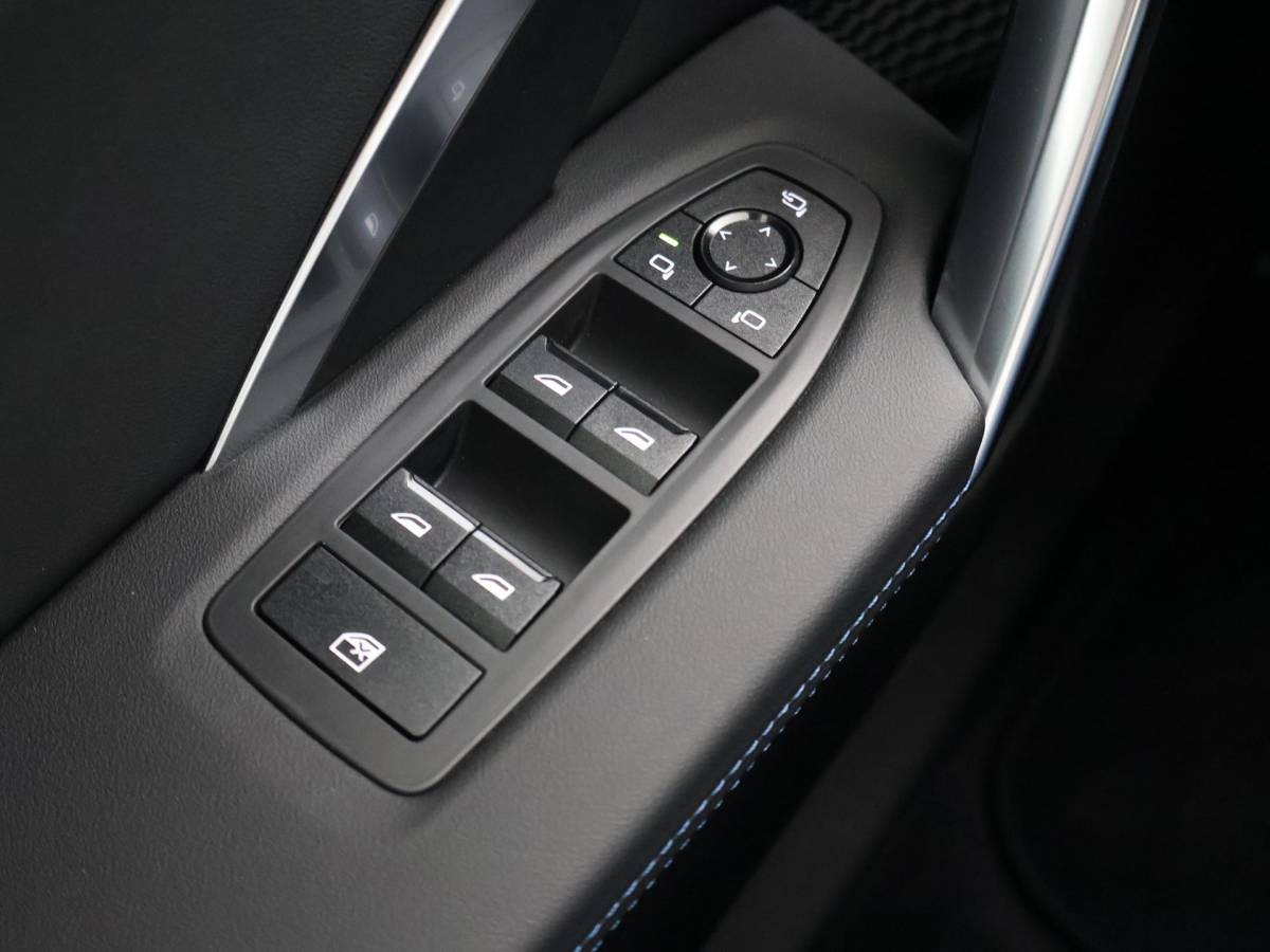 BMW iX1 BMW iX1 eDrive20 67 kWh M-SPORT *46 KM NIEUW* + PANORAMA | PREMIUM | 19 INCH | M-REMMEN