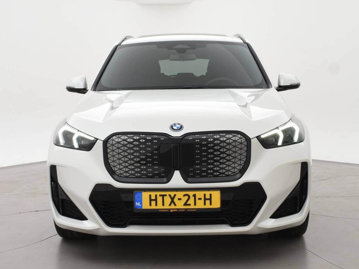BMW iX1 BMW iX1 eDrive20 67 kWh M-SPORT *46 KM NIEUW* + PANORAMA | PREMIUM | 19 INCH | M-REMMEN