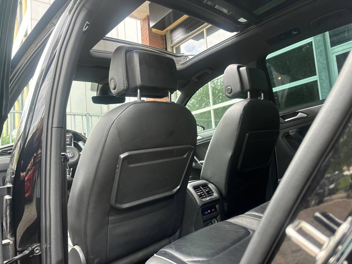 Volkswagen Tiguan Volkswagen Tiguan 2.0 TDI 4Motion 3x R-LINE | PANO | VIRTUAL | LED | LEER |