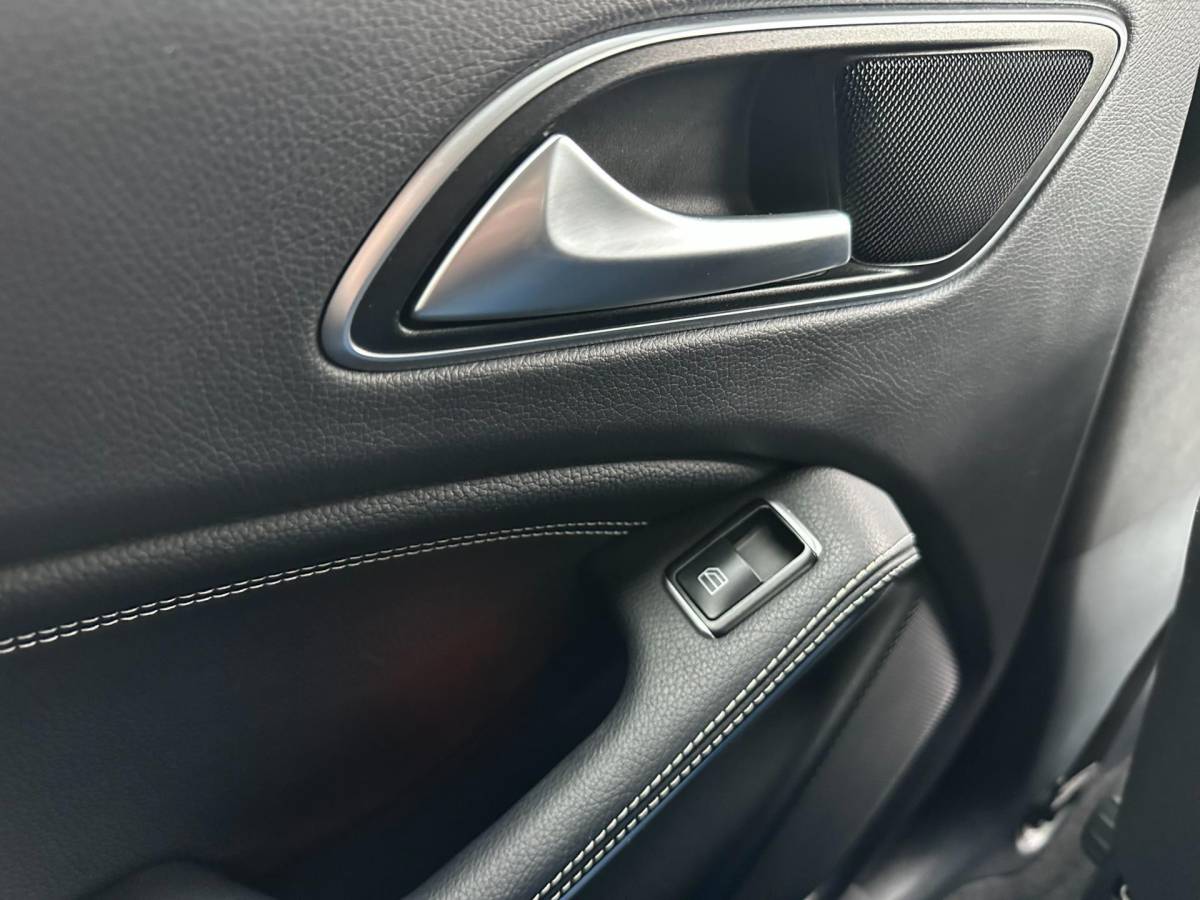 Mercedes-Benz GLA Mercedes-Benz GLA-klasse 200 Ambition/ Navi/ Half leder/ Privacy Glass/ PDC/ AUT7