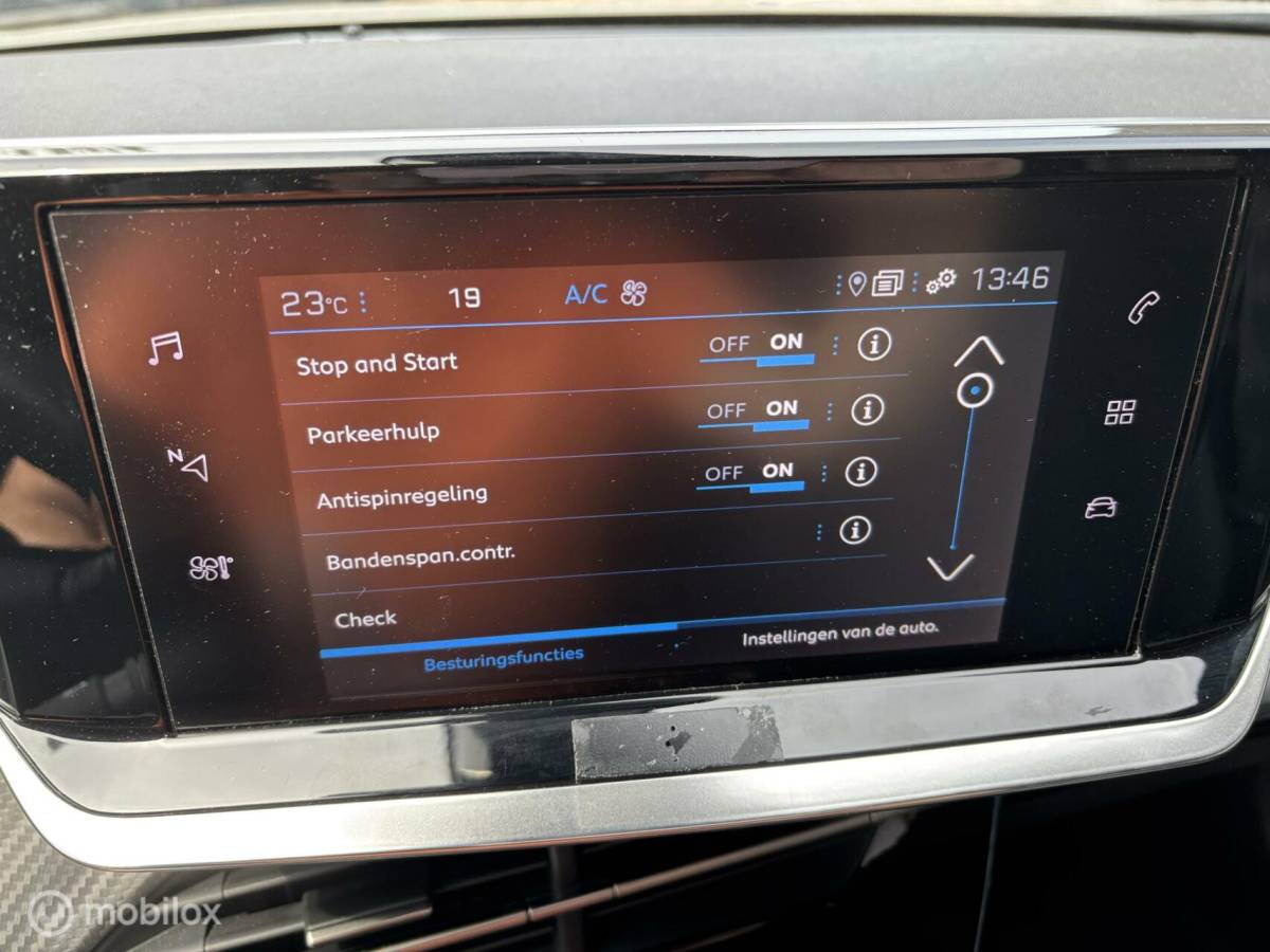 Peugeot 2008 Peugeot 2008 1.2 PureTech Allure 130 pk navigatie en camera cruise control