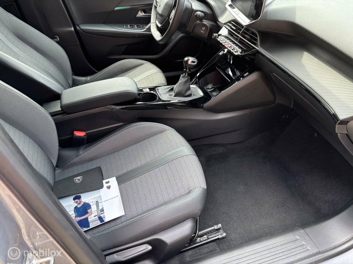 Peugeot 2008 Peugeot 2008 1.2 PureTech Allure 130 pk navigatie en camera cruise control