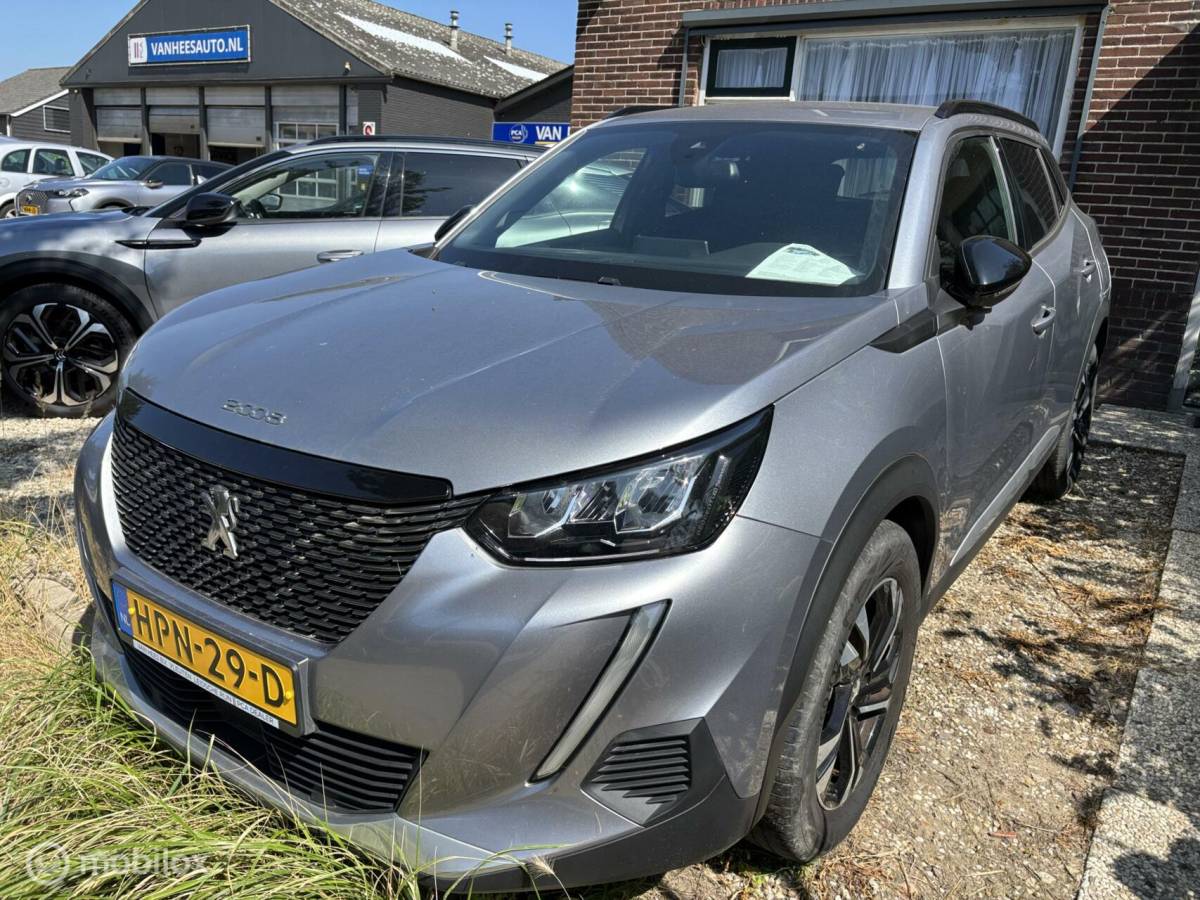 Peugeot 2008 Peugeot 2008 1.2 PureTech Allure 130 pk navigatie en camera cruise control