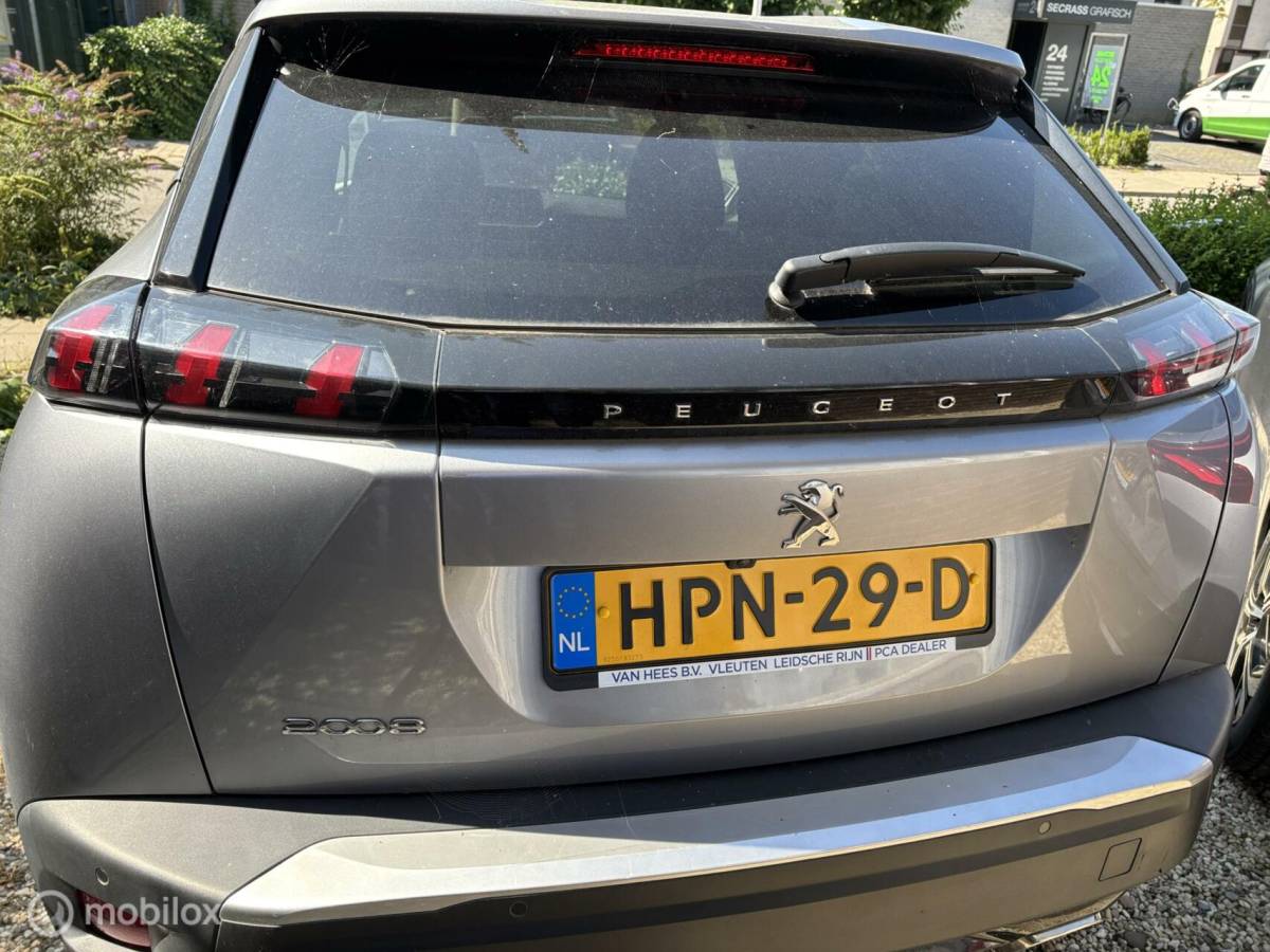 Peugeot 2008 Peugeot 2008 1.2 PureTech Allure 130 pk navigatie en camera cruise control