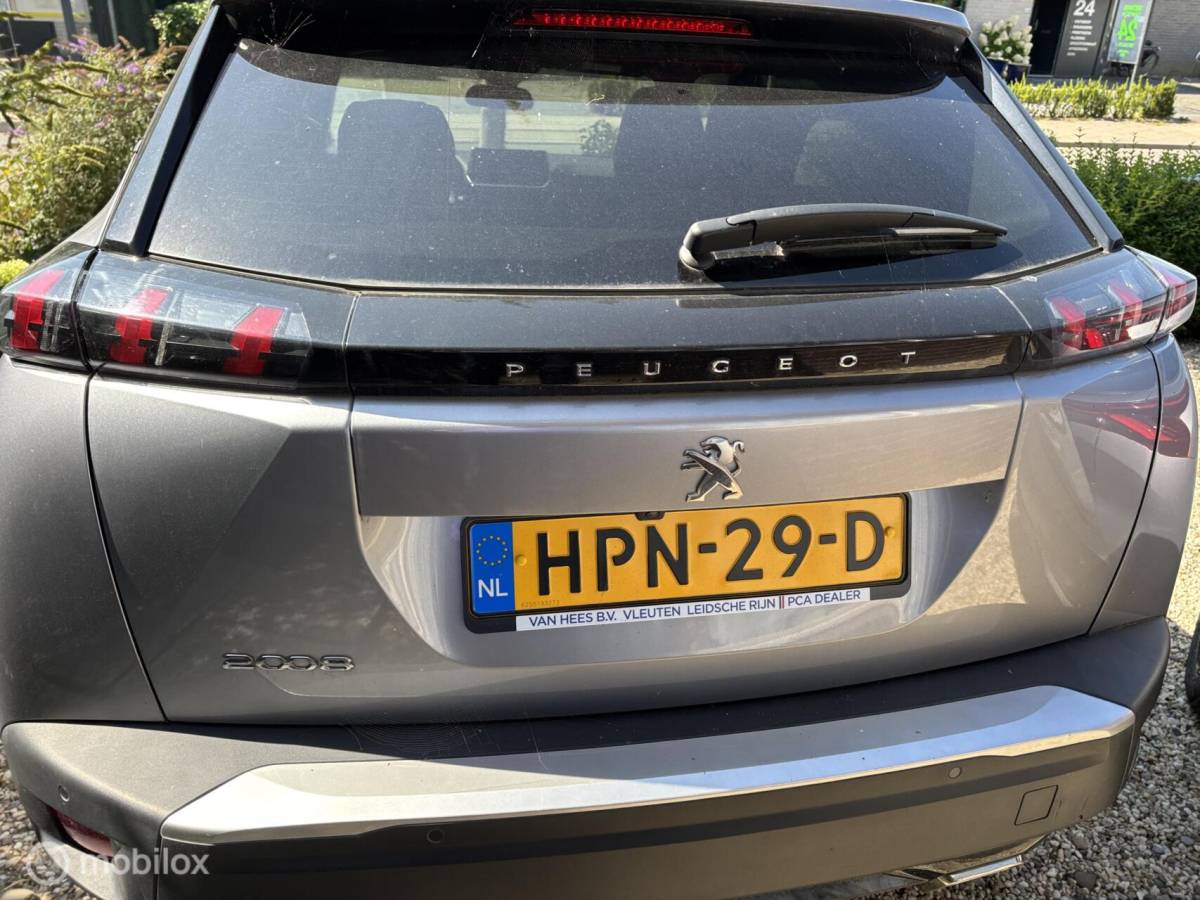 Peugeot 2008 Peugeot 2008 1.2 PureTech Allure 130 pk navigatie en camera cruise control