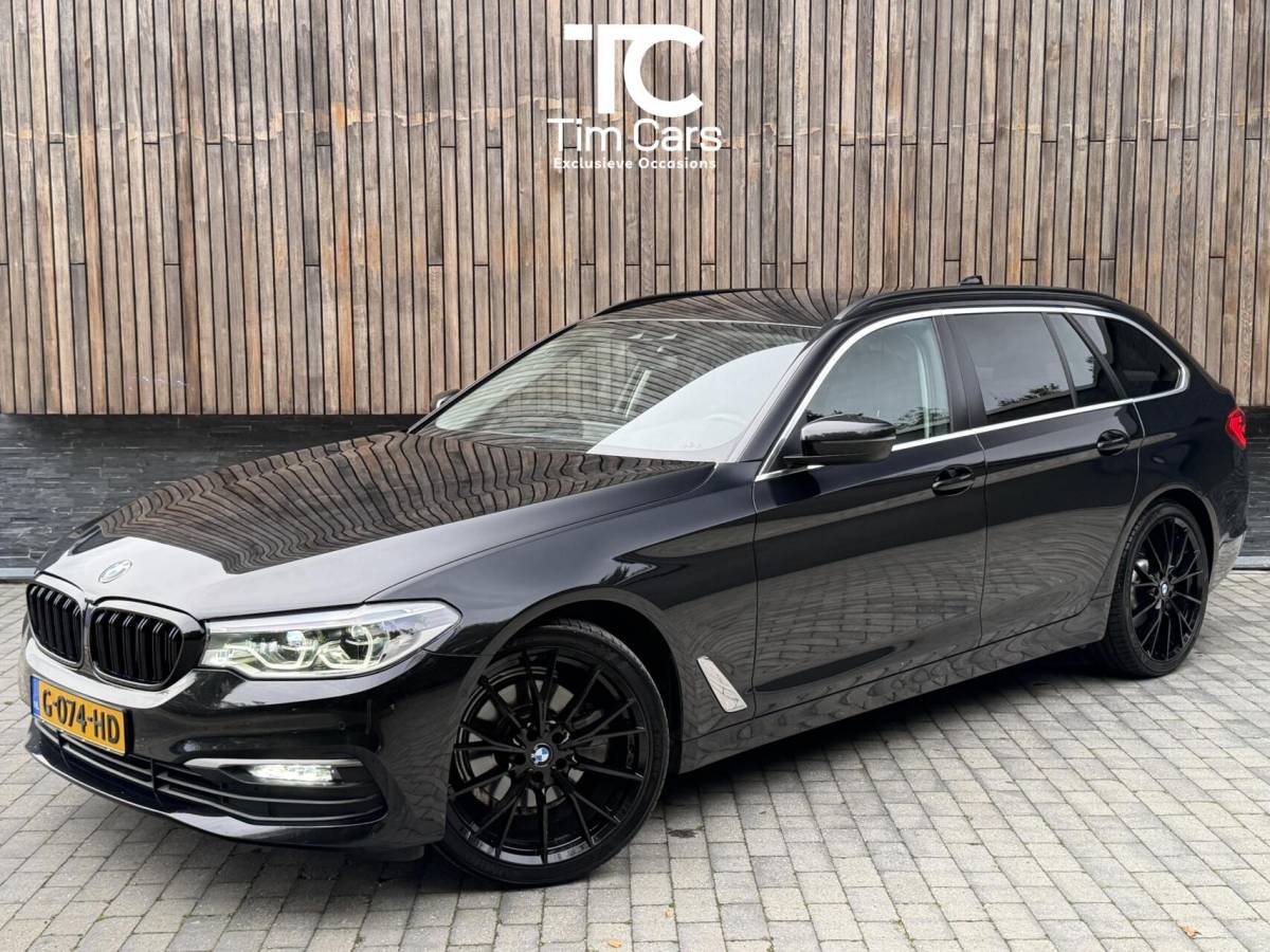 BMW 5 Serie BMW 5-serie Touring 520i High Executive Automaat | Apple CarPlay | Leren bekleding | Stoelverwarming | LED verlichting | Comfortstoelen met memory-functie | Draadloze telefoonlader | Achteruitrijcamera