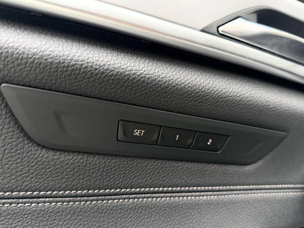 BMW 5 Serie BMW 5-serie Touring 520i High Executive Automaat | Apple CarPlay | Leren bekleding | Stoelverwarming | LED verlichting | Comfortstoelen met memory-functie | Draadloze telefoonlader | Achteruitrijcamera