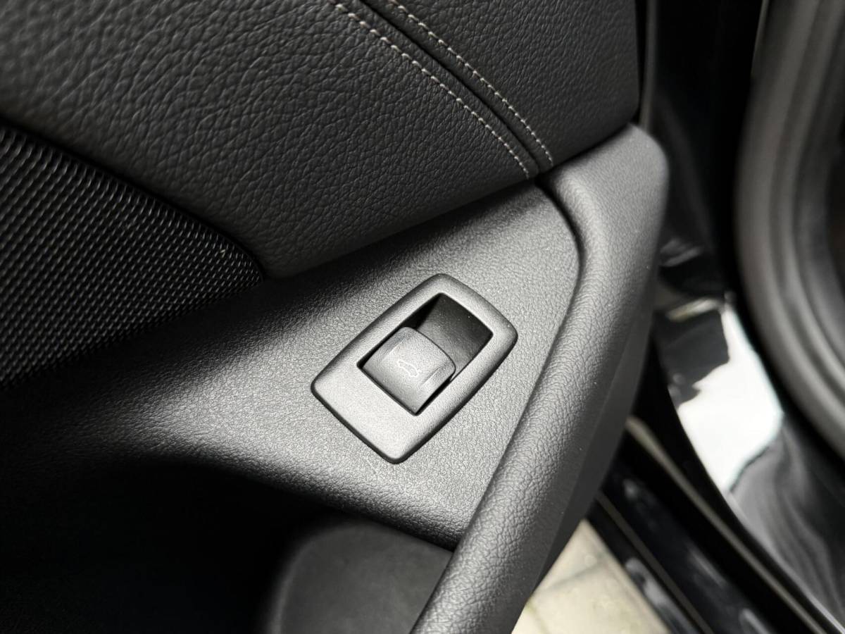 BMW 5 Serie BMW 5-serie Touring 520i High Executive Automaat | Apple CarPlay | Leren bekleding | Stoelverwarming | LED verlichting | Comfortstoelen met memory-functie | Draadloze telefoonlader | Achteruitrijcamera